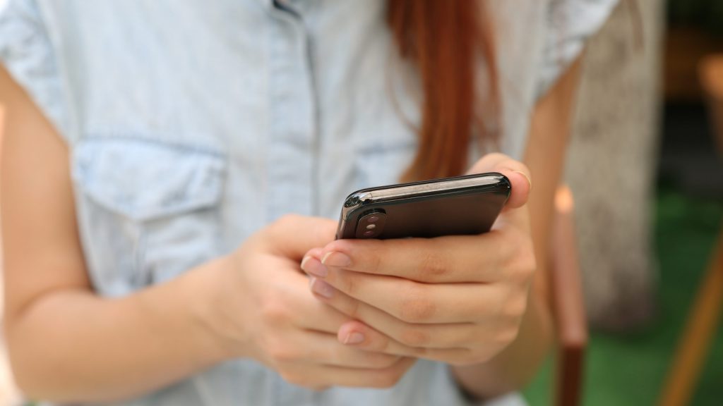 utilisateur sur un téléphone portable